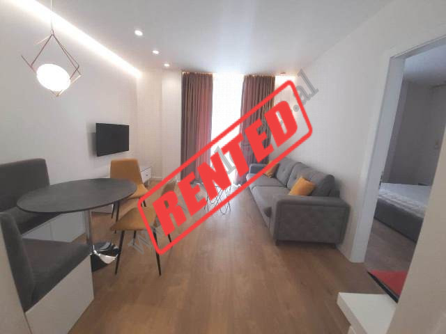 Apartament modern 1+1 per qira prane Cirkut ne Tirane.

Ndodhet ne katin e 3-te te nje pallati te 